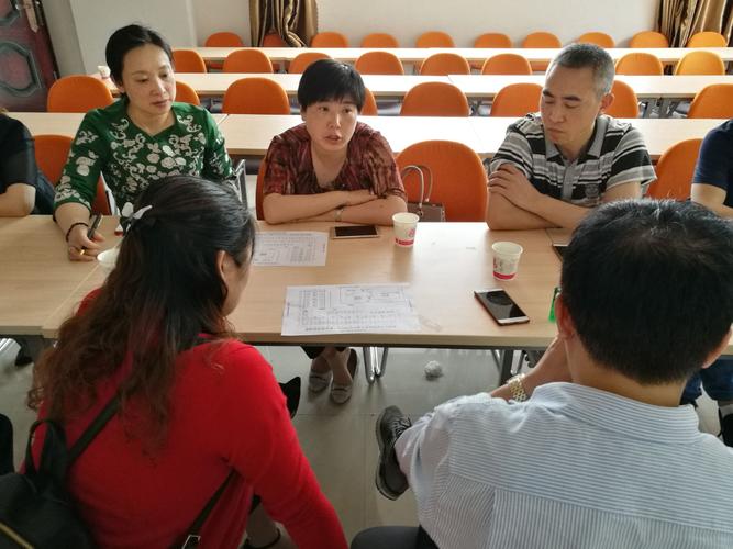 縣人社局局長(zhǎng)李紅玲督促創(chuàng)業(yè)孵化園建設(shè)